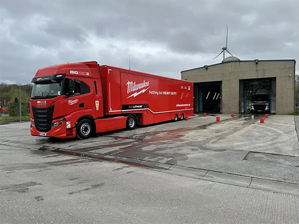 Rode vrachtwagen voor Truck Wash