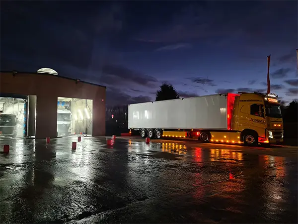 Vrachtwagen voor de Truck Wash bij nacht